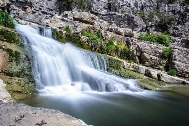 malý vodopád v zeleném údolí - Fotografie, Obrázek