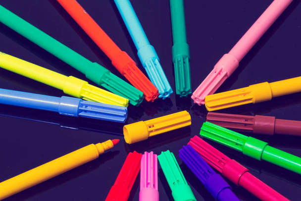 crayons de couleur reflets rapprochés sur fond noir
 - Photo, image