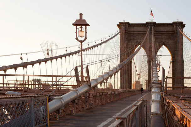 Полоса для велосипедов и пешеходов на Бруклинском мосту, Нью-Йорк, штат Нью-Йорк, США
 - Фото, изображение