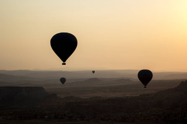 トルコの日の出にゴレ近くのカッパドキア上空を飛ぶ熱気球 - 写真・画像