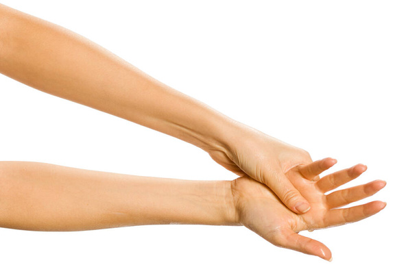lähikuva naisten kädet soveltamalla käsivoidetta valkoisella pohjalla
 - Valokuva, kuva