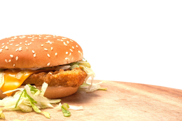 Detailní záběr Cheese Burger na izolované přes bílé pozadí. - Fotografie, Obrázek