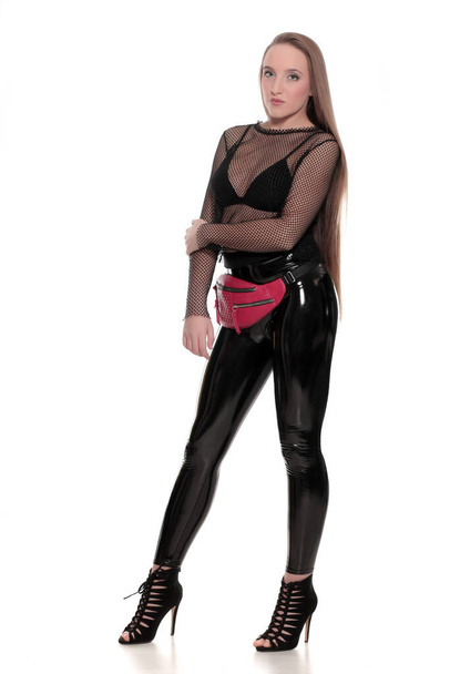 fiatal nő fekete fényes leggings és net blúz fehér háttér - Fotó, kép