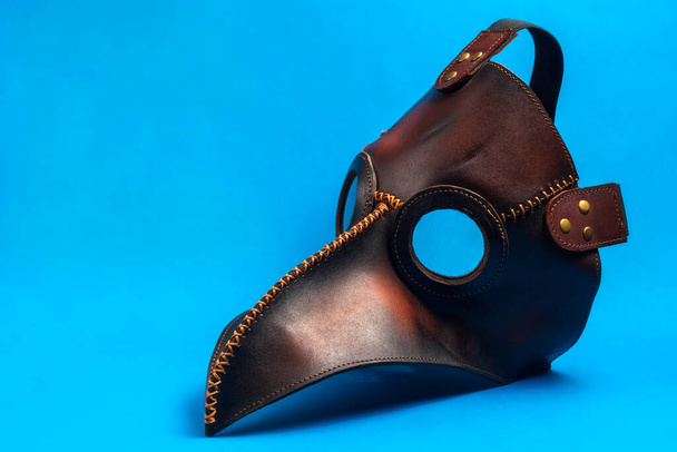 Máscara de médico de la peste aislada sobre un fondo azul. Escudo facial médico. concepto pandémico
 - Foto, imagen