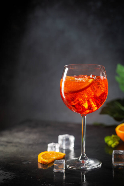 Aperol spritz cocktail - Foto, afbeelding