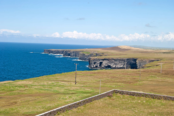 Piękny widok na krajobraz Irlandii z latarni morskiej - Zdjęcie, obraz