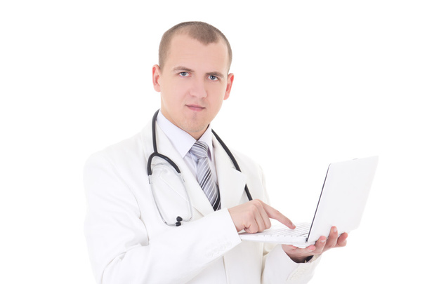 młody mężczyzna lekarz za pomocą laptopa na białym tle - Foto, immagini