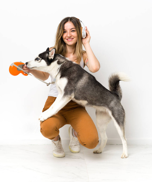 Mujer joven con su perro husky - Foto, Imagen