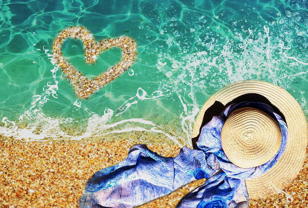  symbol serca i lato kobiet kapelusz z niebieskim łukiem Scarp na zielonej wodzie fala tropikalna wyspa tło baner koncepcja przestrzeń kopia  - Zdjęcie, obraz