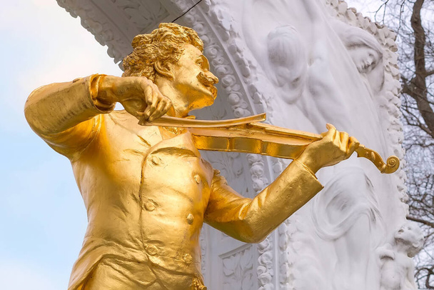 Estatua vista de cerca del monumento de bronce dorado de Johann Strauss en Viena, Austria
 - Foto, Imagen