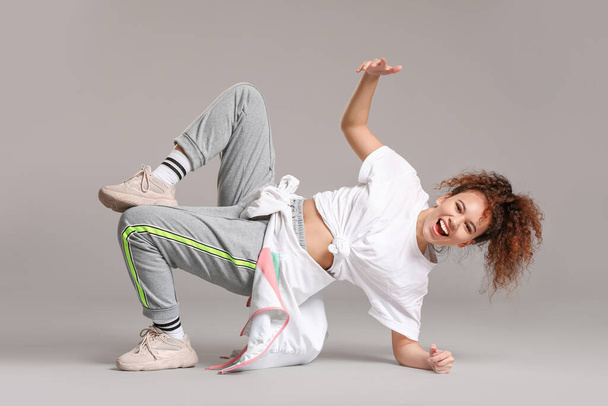 African-American hip-hop dancer on grey background - Foto, imagen