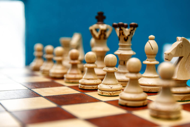 Drewniane figury szachowe na szachownicy, białe przed rozpoczęciem gry - Zdjęcie, obraz