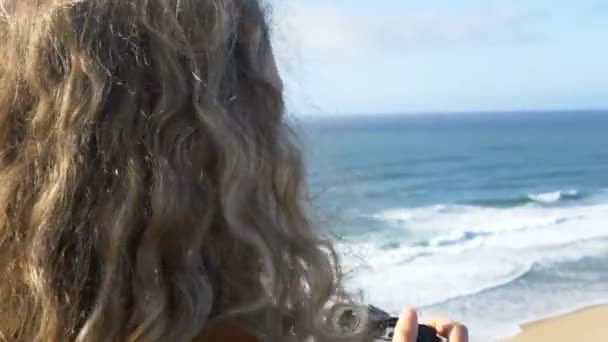 щасливий турист фотографує дивовижний пляж для миття океану
 - Кадри, відео