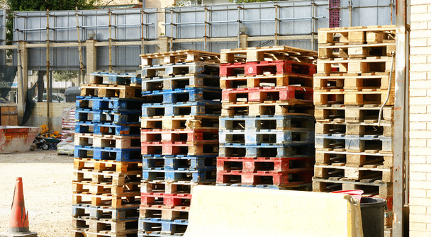 Montón de paletas en un almacén
 - Foto, Imagen