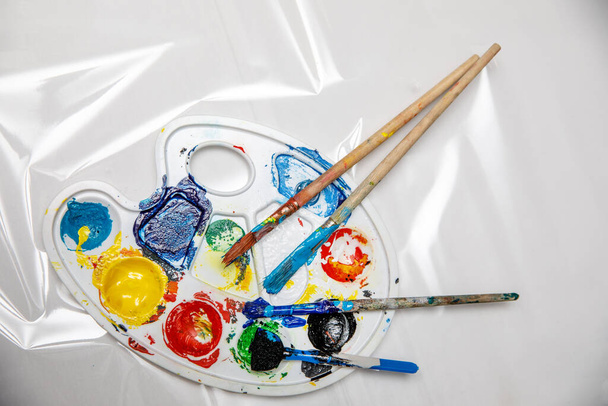 Tavolozza di arte con tubi di vernici ad acquerello e spazzole
. - Foto, immagini