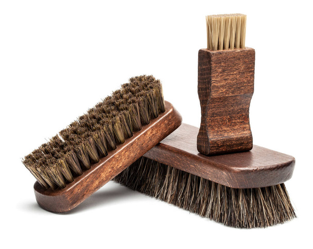 Escovas de sapatos e escova de polimento de crina isolada sobre fundo branco
 - Foto, Imagem