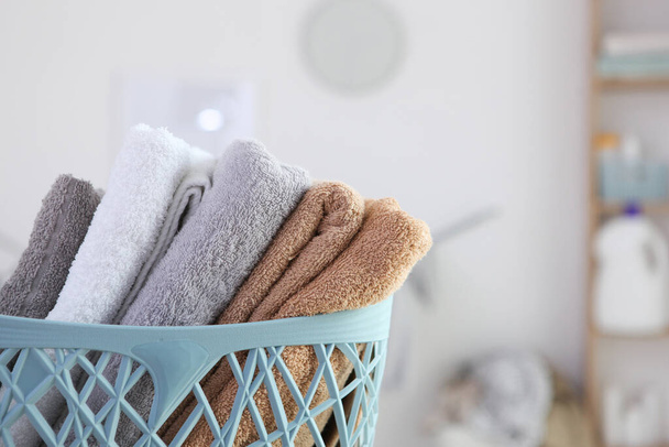 toallas limpias y detergentes para ropa en la lavandería
 - Foto, Imagen