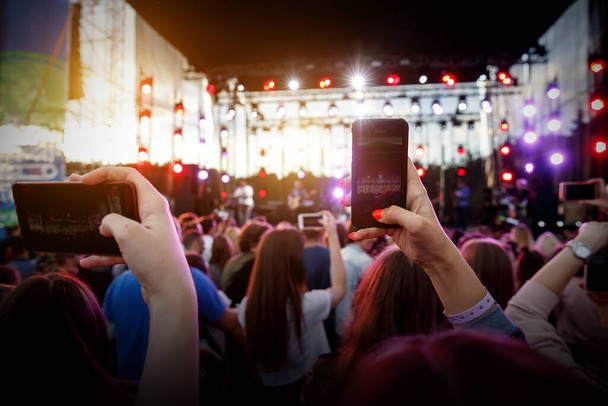 Použití mobilního telefonu na venkovní letní hudební festival - Fotografie, Obrázek