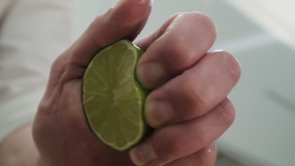 Making alcoholic cocktail. The bartender throws up sliced lime on knifes blade - Imágenes, Vídeo