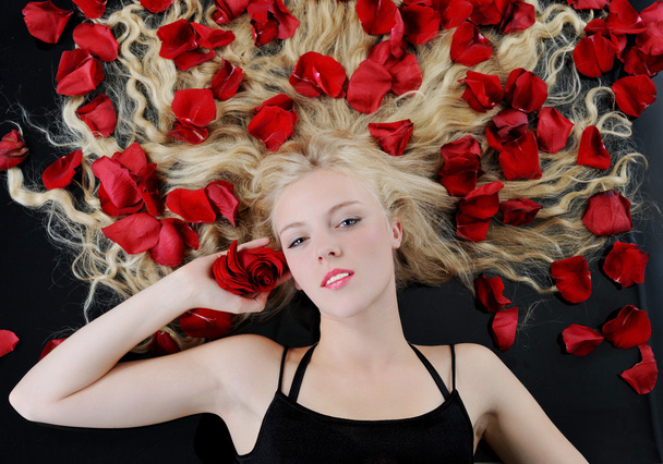 Beautiful blonde in rose petals - Fotoğraf, Görsel