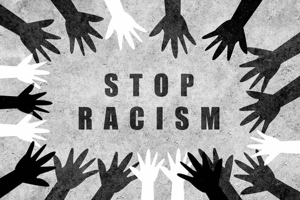 Különböző színű és kultúrájú kezek egyesülnek a rasszizmus elleni körben. Tervezés erőteljes anti-rasszista üzenettel. - Fotó, kép