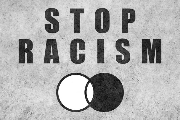 Σταματήστε τον ρατσισμό. Σχεδιασμός με μαύρο και άσπρο κύκλο ενωμένο με ένα ισχυρό αντιρατσιστικό μήνυμα. - Φωτογραφία, εικόνα