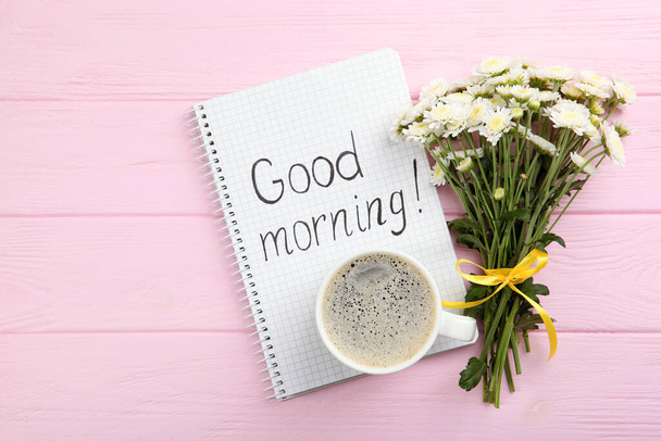 Une tasse de café, un bouquet de fleurs et une carte avec les mots "bonjour". flatlay
 - Photo, image
