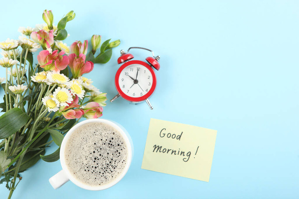 Чашка кави, букет квітів і листівка зі словами "Доброго ранку". плоска лінія
 - Фото, зображення