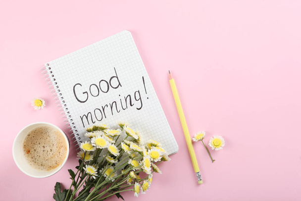 コーヒー1杯、花の花束、そして「おはよう」という言葉のついたカード。平置き - 写真・画像