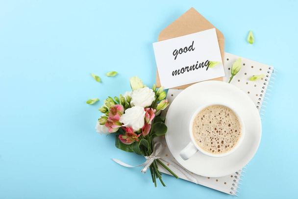 Una taza de café, un ramo de flores y una tarjeta con las palabras "buenos días". flatlay
 - Foto, imagen