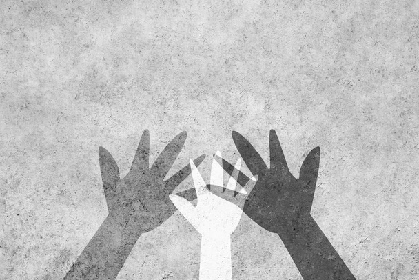 Hände unterschiedlicher Farbe vereinigen sich gegen Rassismus. Design mit kraftvollem Konzept gegen Rassismus mit Kopierraum. - Foto, Bild
