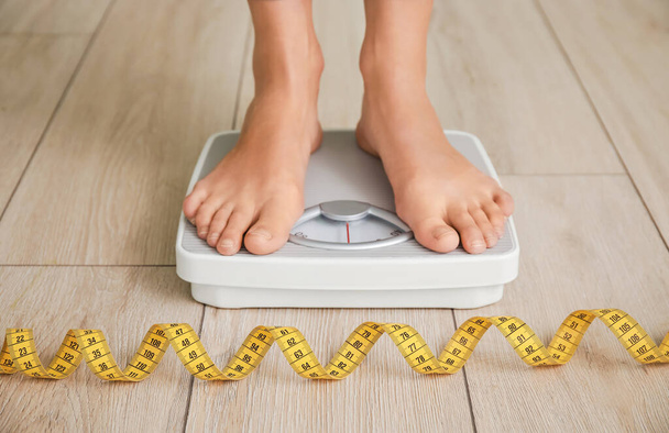 Jovem mulher medindo seu peso em casa
 - Foto, Imagem