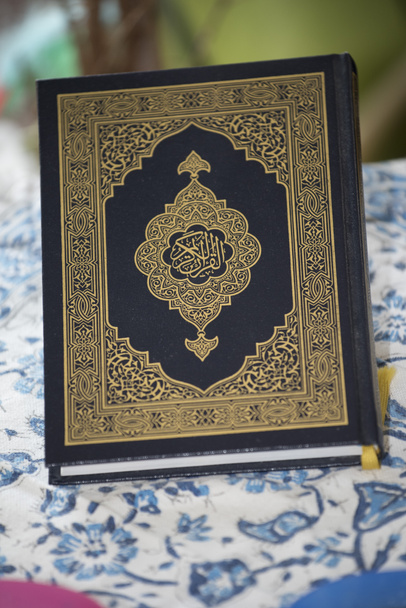 Kuran veya Kuran 'ın bir versiyonu, İslam' ın en önemli kitabı. - Fotoğraf, Görsel