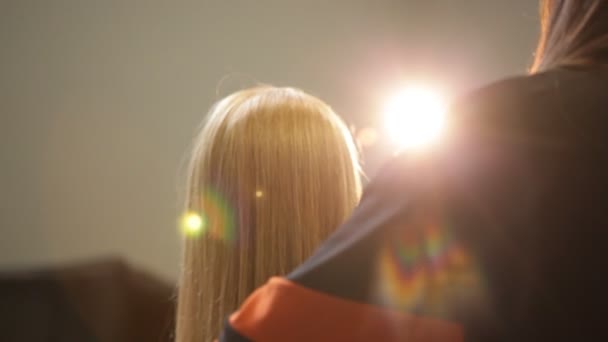 Επαγγελματική κομμωτήριο ίσιωμα μανεκέν μακριά μαλλιά με σίδερα μαλλιών κατά τη διάρκεια - Πλάνα, βίντεο