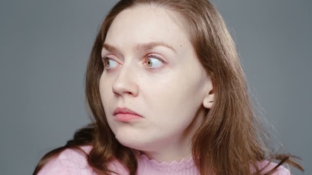 Vídeo de mulher assustada em gola alta rosa, retrato
 - Filmagem, Vídeo