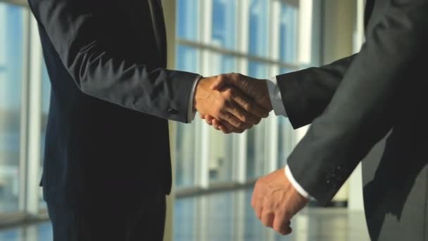 Os dois homens de negócios apertam a mão no corredor do escritório. câmara lenta
 - Filmagem, Vídeo