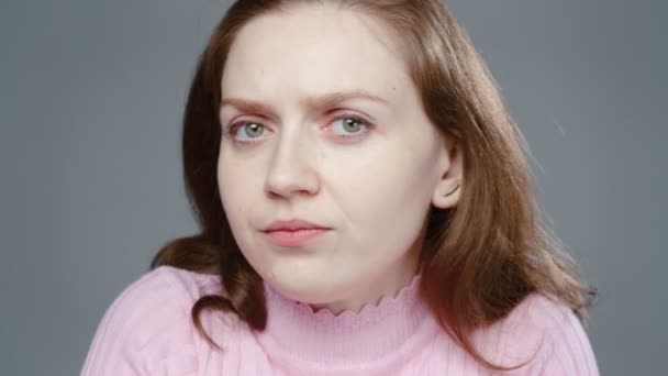 Video von beleidigter Frau in rosa Rollkragen, Porträt - Filmmaterial, Video