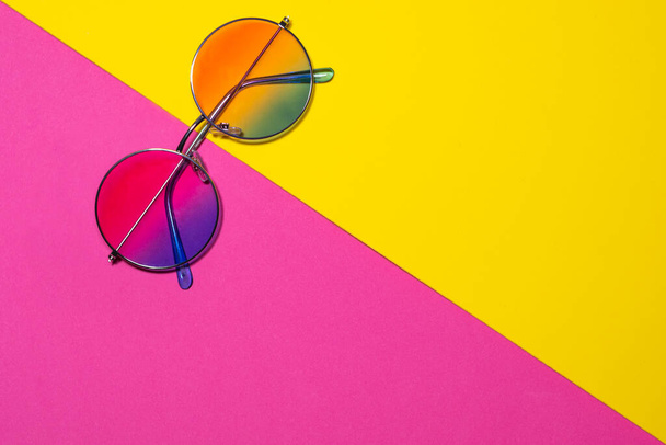 Módní sluneční brýle izolované na žlutém a růžovém pozadí - Fotografie, Obrázek