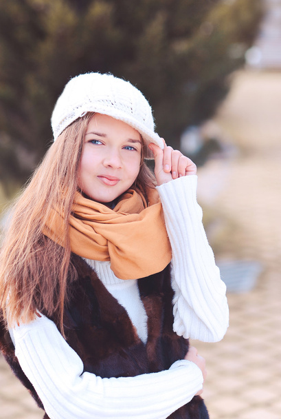 εφηβικό κορίτσι φορώντας ρούχα χειμώνα - Φωτογραφία, εικόνα
