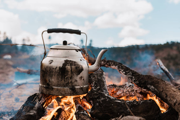 Чайник в огне в горах обои
 - Фото, изображение