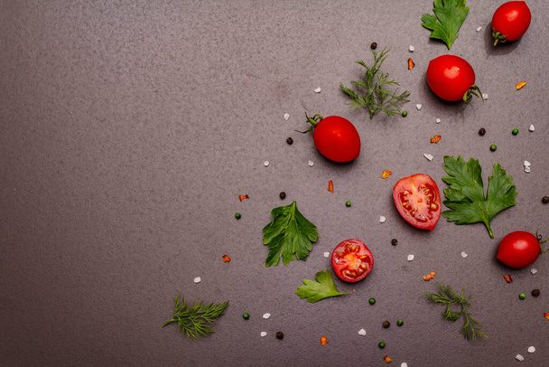 Kulinarischer Hintergrund. Kochen Essen Konzept. Frisches Gemüse, Gewürze, Kräuter. Trendige Betonkulisse aus schwarzem Stein, Draufsicht - Foto, Bild