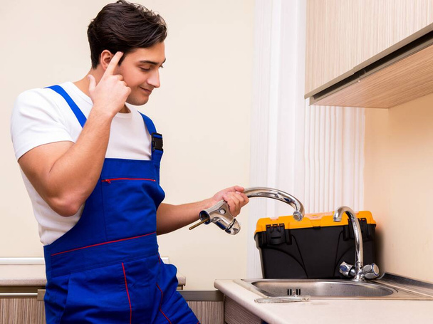 молодий ремонтник працює на кухні
 - Фото, зображення