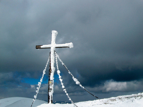 Cúpula cruz no topo da montanha, nos alpes europeus
 - Foto, Imagem