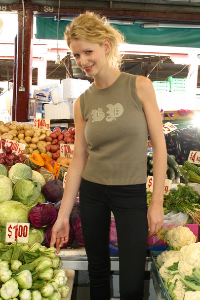 若い女性の野菜を買う - 写真・画像