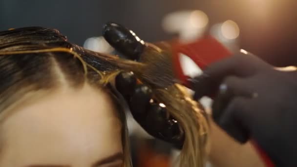 A fodrász női hajat fest a szépségszalonban. Levegőérintéses színtechnika. Közelről. - Felvétel, videó