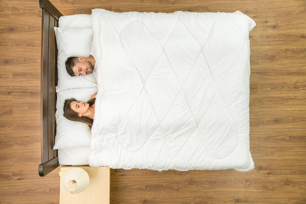Mies ja nainen nukkuvat sängyllä. Näkymä ylhäältä - Valokuva, kuva