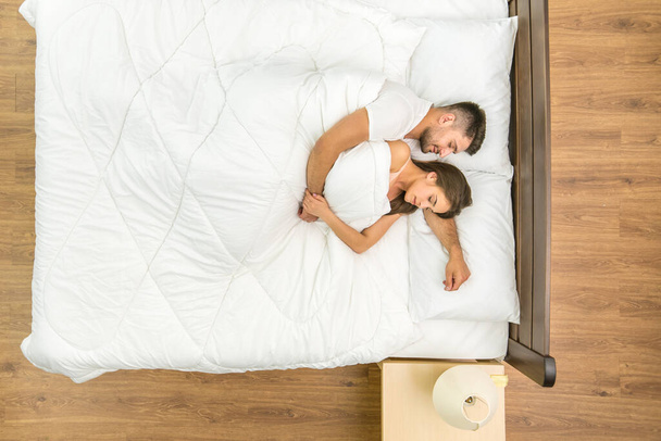 Šťastný pár spící na posteli. Pohled shora - Fotografie, Obrázek