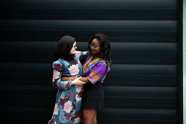 Interrassische Auffassung von Freundschaft und Vielfalt - Foto, Bild