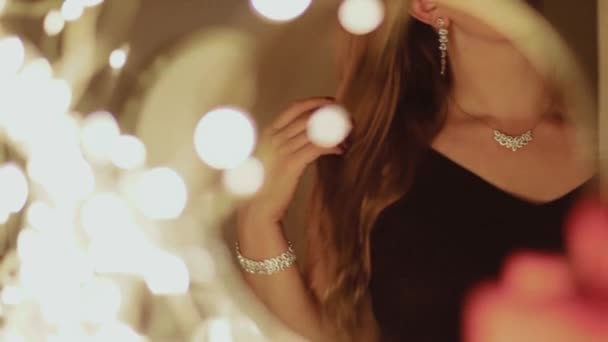 Vrouw in zwarte avondjurk, demonstreert luxe diamanten juwelen, mensen en vakantie - Video