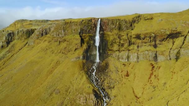 Légi kilátás gyönyörű kis vízesés Izlandon tavasszal. - Felvétel, videó